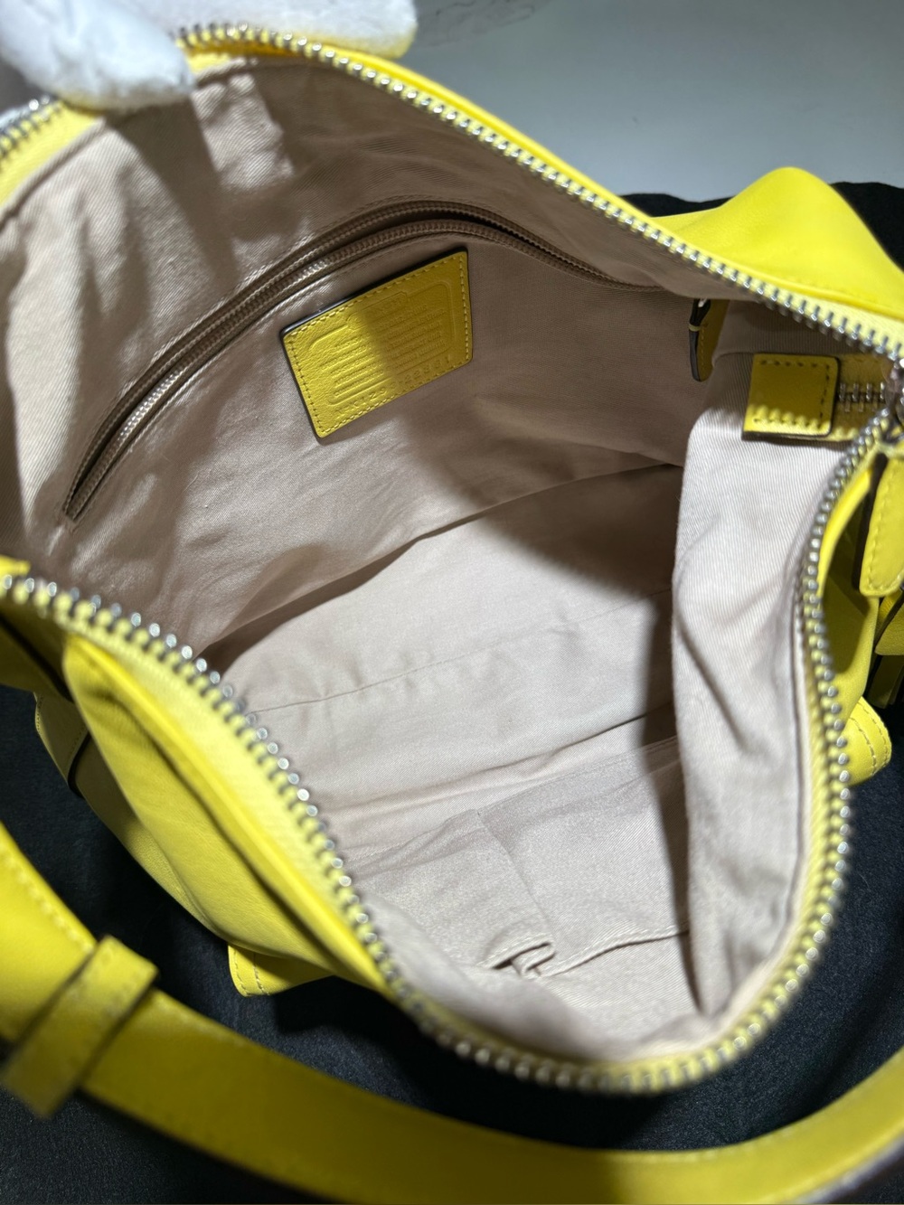 COACH Legacy Leather
Courtenay Hobo Shoulder bag, turnlock 22381 Yellow - Picture 3 of 15